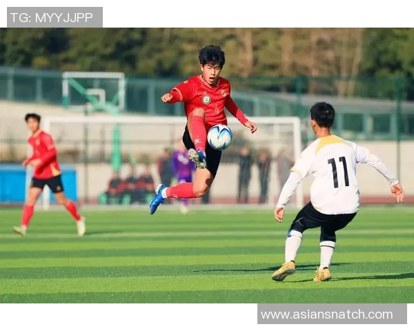 无冕之路上的足球明星们如何在绿茵场上书写自己的传奇故事