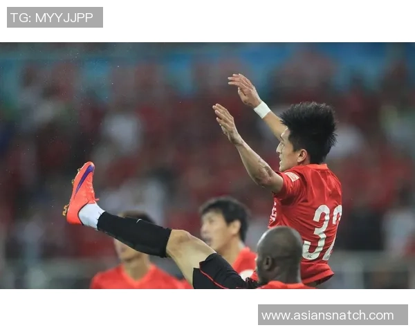 足球明星在训练中射门20球展现超强技巧与精准度引发球迷热议 足球明星在训练中射门20球展现超强技巧与精准度引发球迷热议